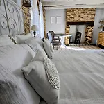 Sous Le Chateau 3*