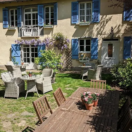 Sous Le Chateau לינה וארוחת בוקר 3*