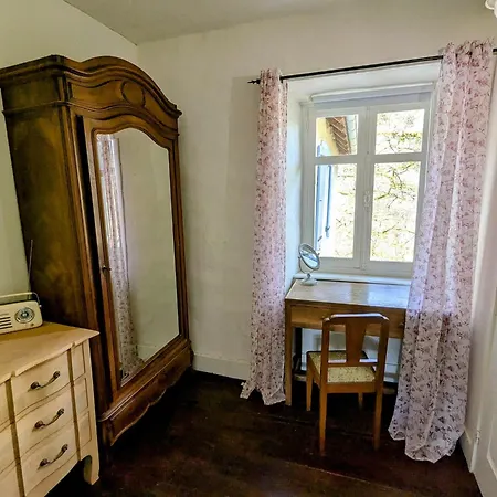 לינה וארוחת בוקר Sous Le Chateau 3*