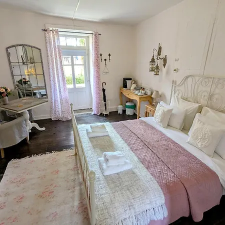 לינה וארוחת בוקר Sous Le Chateau Jumilhac-le-Grand