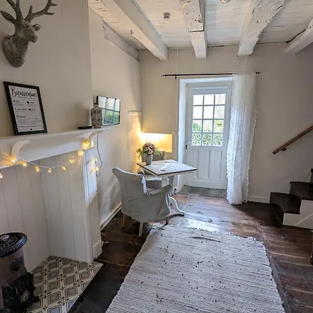 Sous Le Chateau Bed & Breakfast 3*