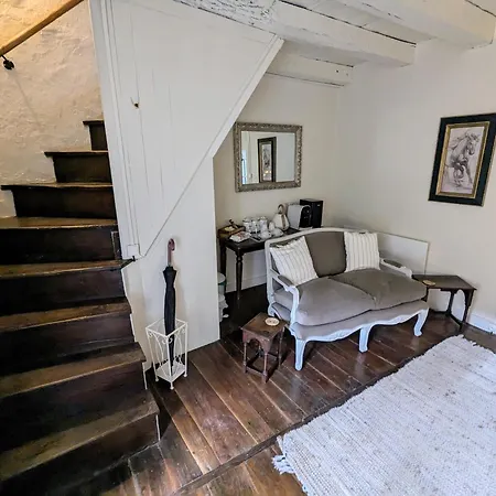 Sous Le Chateau Bed & Breakfast