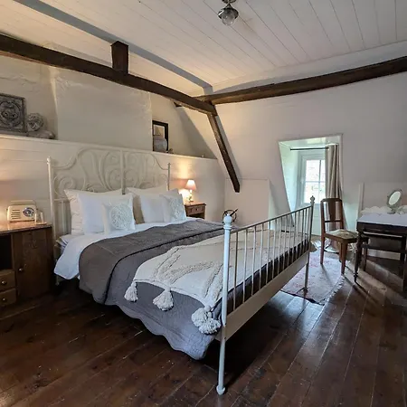 Sous Le Chateau לינה וארוחת בוקר