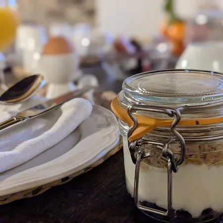 Sous Le Chateau Bed and breakfast 3*