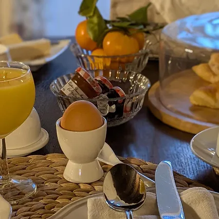 Sous Le Chateau Bed & Breakfast 3*