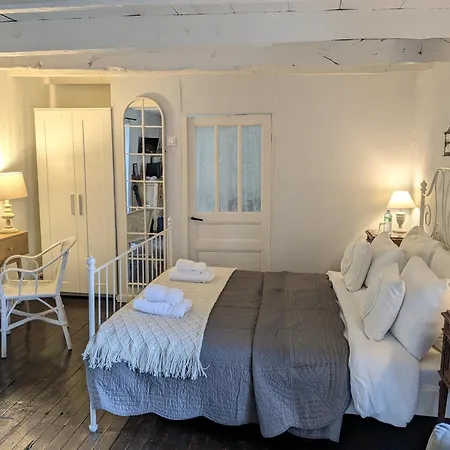 Sous Le Chateau Jumilhac-le-Grand