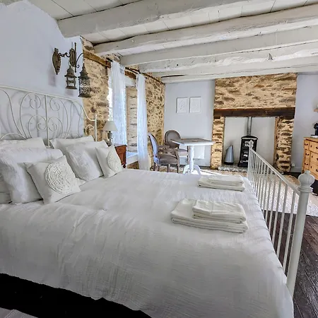 Sous Le Chateau לינה וארוחת בוקר