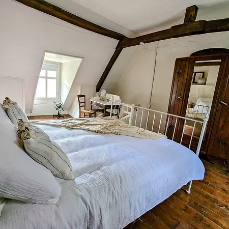 Sous Le Chateau לינה וארוחת בוקר