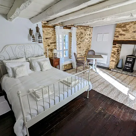 לינה וארוחת בוקר Sous Le Chateau