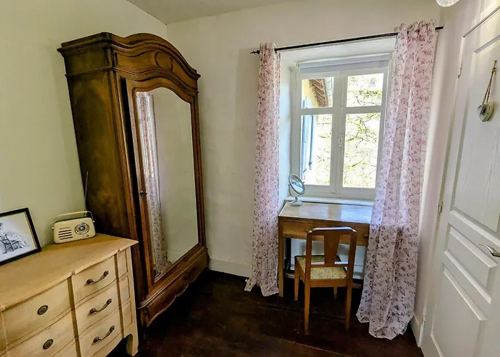 فندق مبيت وإفطار Sous Le Chateau 3*