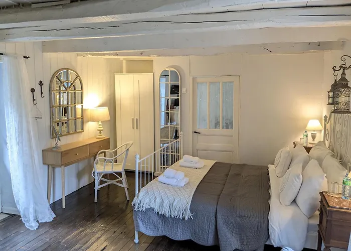 Sous Le Chateau Jumilhac-le-Grand