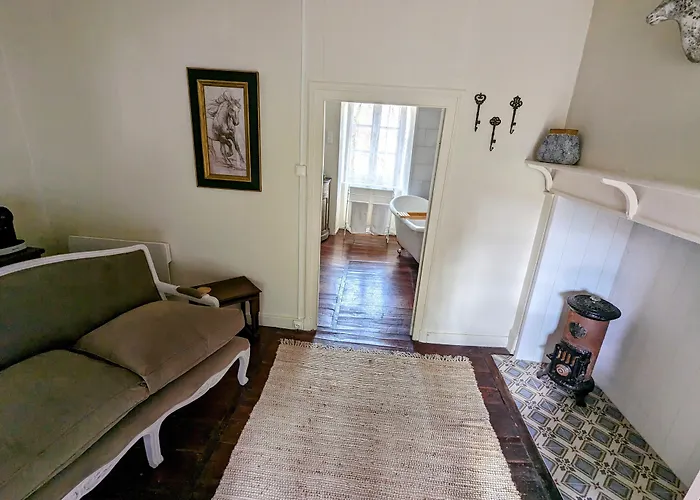 فندق مبيت وإفطار Sous Le Chateau 3*